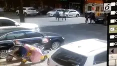 Sebuah insiden pohon jatuh terjadi di China. Akibatnya seorang bocah laki-laki SMP mengalami patah tulang kaki.