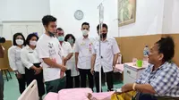 Baim Wong mengunjungi korban begal di Kota Medan, Sumatera Utara (Sumut), Rahmadhoni Hasibuan (53) yang saat ini dirawat di Rumah Sakit Umum Daerah (RSUD) Pirngadi