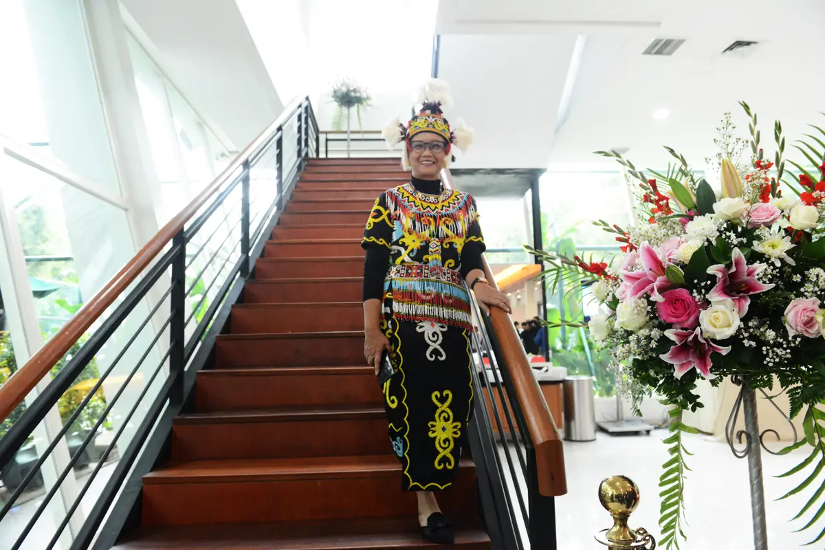 Menteri Luar Negeri, Retno Marsudi mengenakan pakaian adat khas Dayak dalam acara PPTM 2020.
