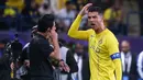 Pemain Al-Nassr, Cristiano Ronaldo, meluapkan kekecewaan kepada wasit saat melawan Al-Ain di Liga Champions Asia 2023/2024 di Al-Awal Park Stadium, Selasa (12/3/2024). (AFP/Fayez Nureldine)