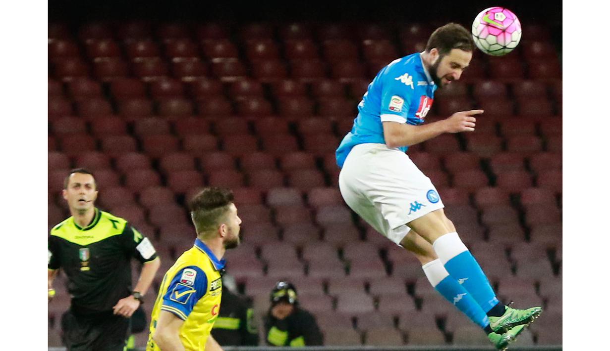 Pemain Napoli,Gonzalo Higuain (kanan) menyundul bola ke arah gawang AC Chievo Verona pada lanjutan Serie A 2015-2016 di Stadion San Paolo, Naples, Minggu (6/3/2016) dini hari WIB.  (AFP/Carlo Hermann)