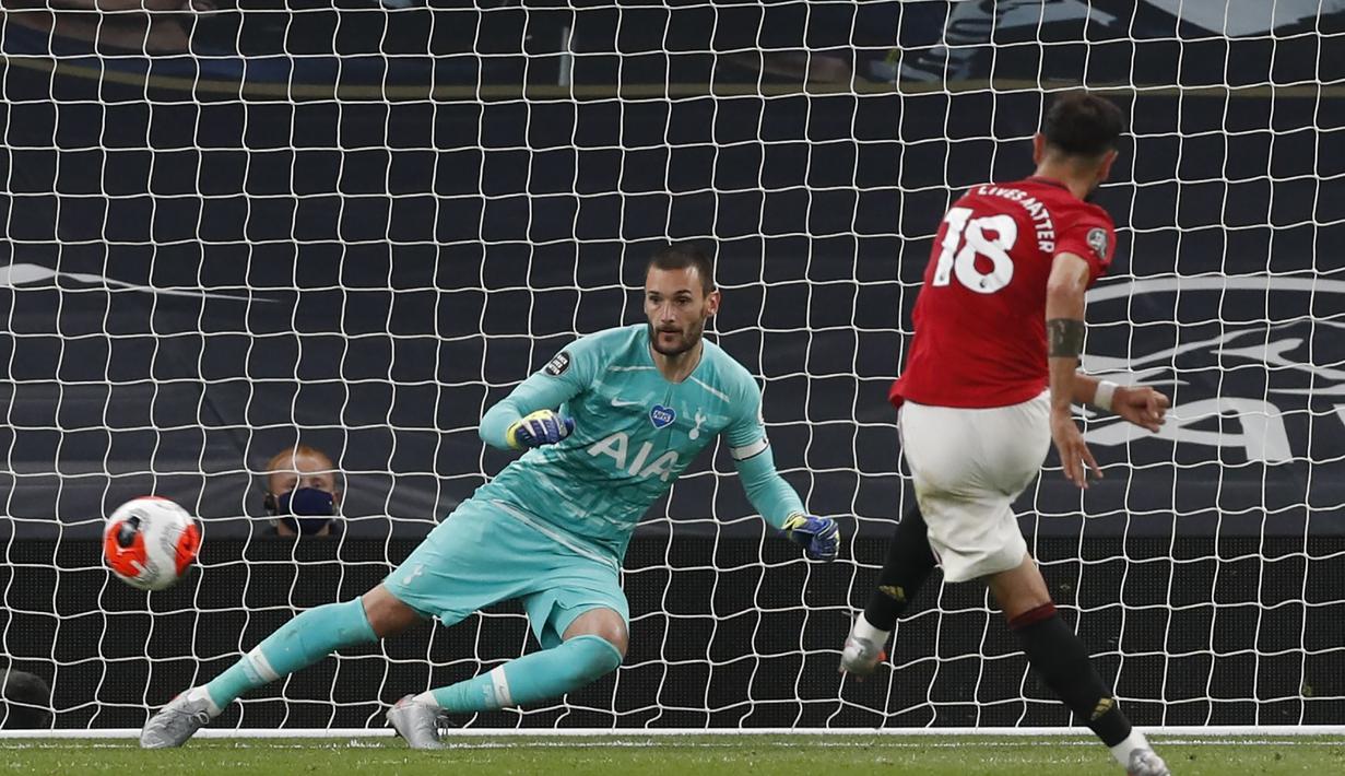Tottenham Hotspur vs Manchester United, (20/6/2020). Bruno Fernandes mencetak gol penyeimbang 1-1 melalui tendangan penalti setelah sempat tertinggal lewat gol gelandang Tottenham, Steven Bergwijn. Hasil akhir, Manchester menahan imbang Tottenham, 1-1. (AP Photo/Pool/Shaun Botterill)