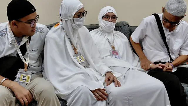 Jemaah haji penyandang disabilitas autis Sharfina, dan keluarganya saat ditemui tim Media Center Haji (MCH) di Makkah, Senin, 8 Juni 2026. (dok. Media Center Haji)