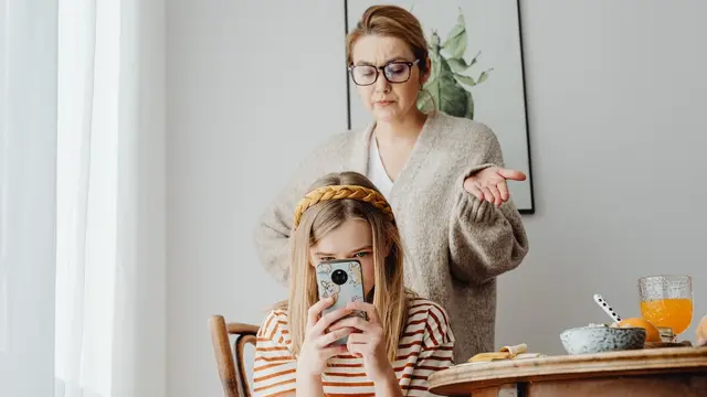 Ilustrasi konflik dalam keluarga, anak kecanduan HP