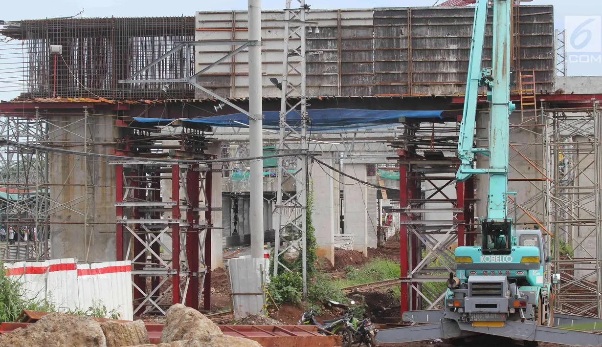Suasana pengerjaan proyek pembangunan double-double track (DDT) Manggarai-Jatinegara, Jakarta, Kamis (30/11). Pembangunan DDT tersebut ditargetkan akan rampung pada tahun 2019. (Liputan6.com/Angga Yuniar)