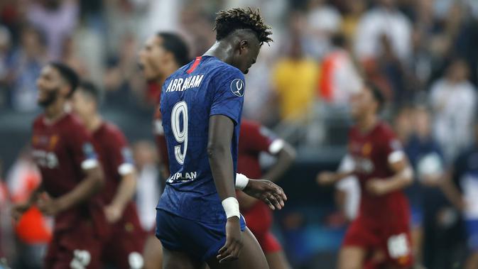 Penyerang Chelsea, Tammy Abraham tertenduk lesu usai gagal mengeksekusi tendangan penalti saat melawan Liverpool pada pertandingan Piala Super Eropa 2019 di Besiktas Park, di Istanbul (15/8/2019) (AP Photo/Emrah Gurel)