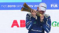 Pembalap&nbsp;Maserati MSG Racing,&nbsp;Maximilian Gunther mencium trofi setelah memenangkan balapan Jakarta E-Prix 2023 Round-11 yang berlangsung di Jakarta International E-Prix Circuit (JIEC), Ancol, Jakarta, Minggu (04/06/2023). (Bola.com/Bagaskara Lazuardi)