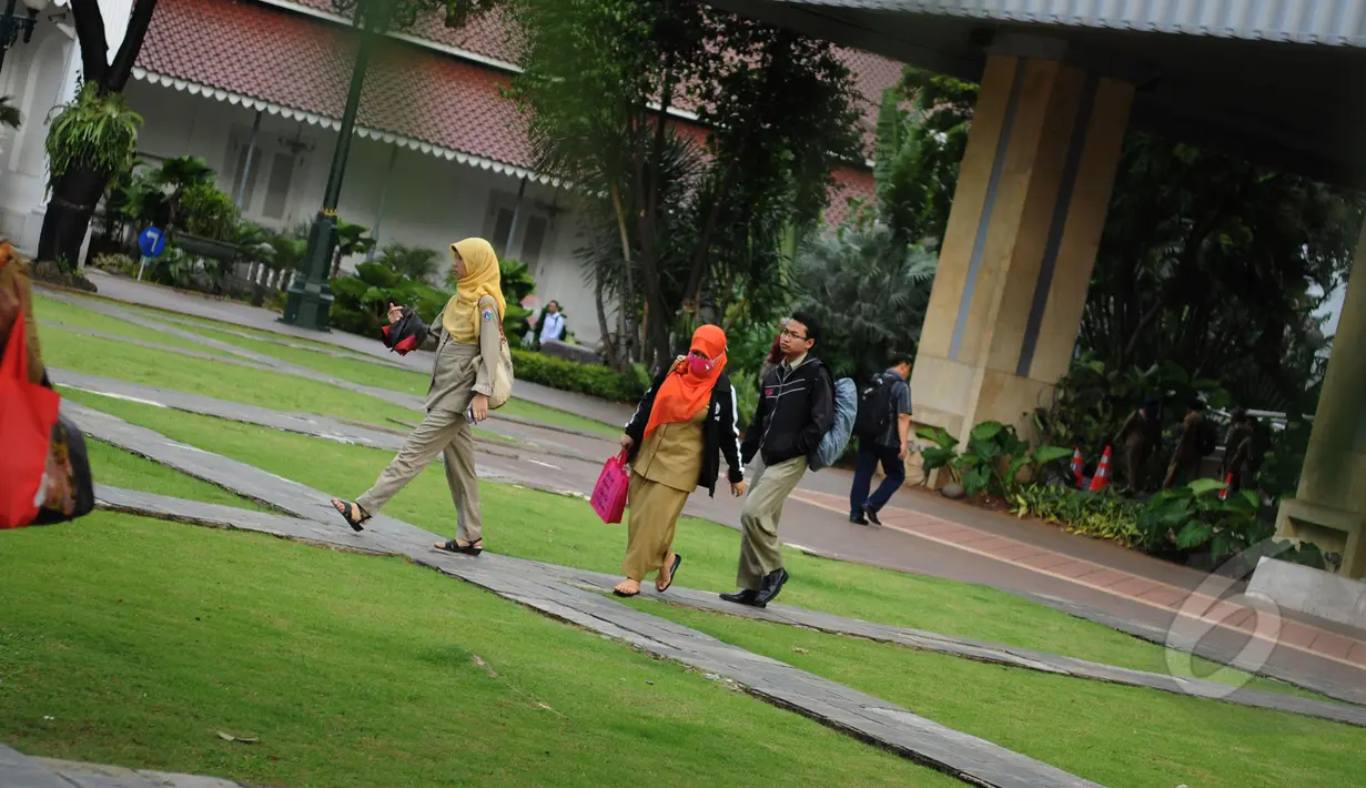 Carut-marut APBD DKI 2015 mulai berdampak panjang, salah satunya bagi para PNS, Jakarta, Selasa (10/3/2015). PNS DKI kembali harus gigit jari lantaran pembayaran tunjangan kinerja daerah (TKD) statis kembali tertunda. (Liputan6.com/Faizal Fanani)