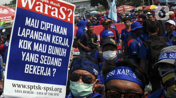Elemen Buruh melakukan aksi di depan Gedung MPR/DPR/DPD Jakarta, Rabu (12/2/2020). Dalam aksinya mereka menolak draft Rancangan Undang-Undang Omnibus Law Cipta Lapangan Kerja. (Liputan6.com/Johan Tallo)