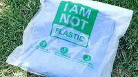 (Foto: Industri Bisnis) Buatan Indonesia, kantung plastik Avani ramah lingkungan.
