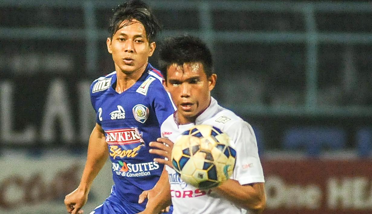 Pemain Bali United, Sandy Sute berebut bola dengan bek Arema Cronus, Purwaka Yudi pada laga perempat final Piala Presiden di Stadion Kanjuruhan, Malang, Sabtu (19/9/2015). (Bola.com/Kevin Setiawan))