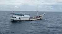 Kapal pengangkut kayu merbau diduga ilegal saat melintas di Perairan Selayar (Liputan6.com/ Eka Hakim)