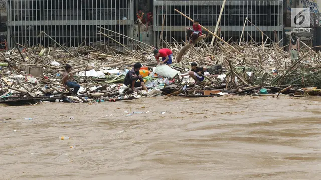 Mengais Rezeki di Sela - Sela Tumpukan Sampah