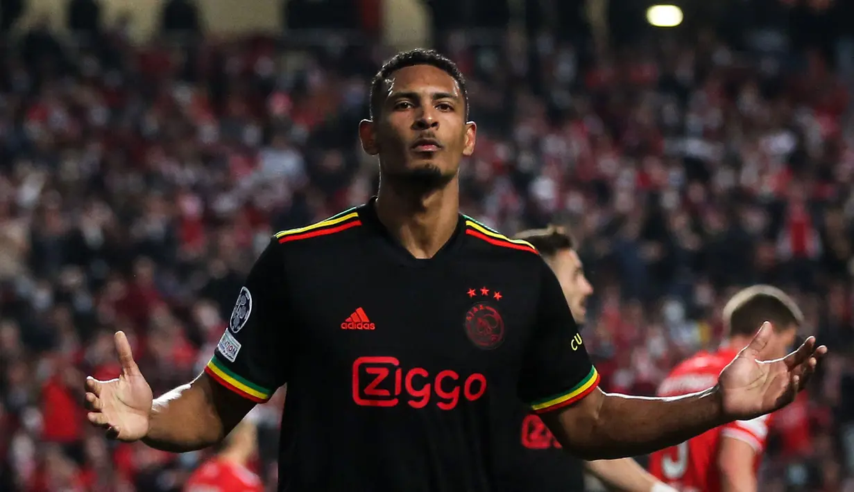 Tak butuh waktu lama, Haller berhasil menebus kesalahannya empat menit kemudian. Awalnya, bola sontekannya masih bisa ditepis oleh Vlachodimos usai memanfaatkan umpan silang dari sisi kiri. Namun, bola muntah tersebut mampu kembali disambar Haller menjadi gol. (AFP/Carlos Costa)