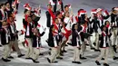 Kontingen Indonesia mengibarkan bendera Merah Putih ketika mengikuti devile pembukaan SEA Games XXIX di Stadion Bukit Jalil, Kuala Lumpur, Sabtu (19/8). Bendera Indonesia dicetak terbalik dalam buku panduan SEA Games 2017. (AP Photo/Vincent Thian)