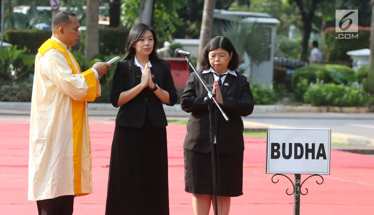 Pengambilan sumpah jabatan pejabat fungsional beragama Buddha di halaman Balai Kota DKI Jakarta, Senin (4/6). Sebanyak 916 pejabat fungsional dilantik hari ini. (Liputan6.com/Arya Manggala)