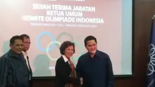 Ketua Umum KOI periode 2015-2019 Erick Thohir bersalaman dengan mantan Ketua Umum KOI periode sebelumnya Rita Subowo di acara serah terima jabatan yang berlangsung di Gedung KOI, Senayan, Jakarta, Senin (23/11/2015).(bola.com/Imelia Pebreyanti) 