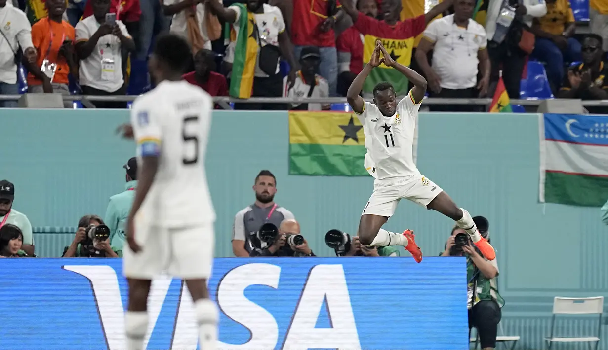 Penyerang timnas Ghana Osman Bukari berselebrasi setelah mencetak gol kedua untuk timnya ke gawang Portugal pada laga penyisihan Grup H Piala Dunia 2022 di Stadium 974, Doha, Qatar, Kamis (25/11/2022). Osman Bukari berlari ke pinggir lapangan dan melakukan selebrasi ‘SIUUU’ yang sudah melekat lama dengan Ronaldo.  (AP Photo/Ariel Schalit)