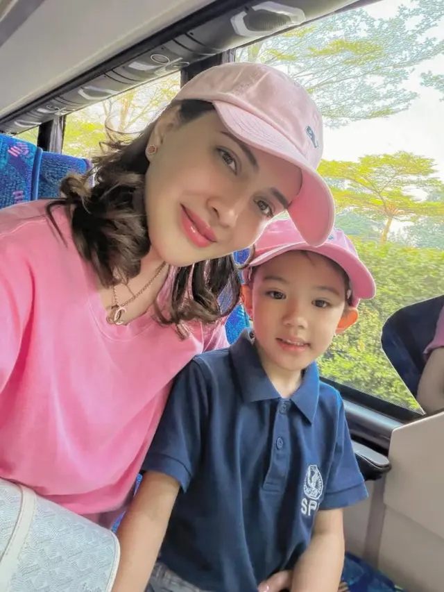 Shandy Aulia saat Temani Putrinya Field Trip Sekolah kompak pakai topi pink. [@shandyaulia]
