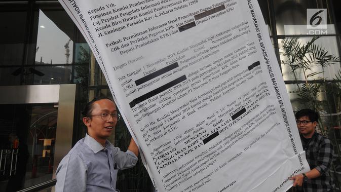 Aktivis ICW membawa replika surat raksasa dan raket sebagai bentuk protes di Gedung KPK, Jakarta, Senin (26/8/2019). Capim KPK Firli Bahuri dicurigai 