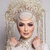Berbeda dari biasanya, untuk pemotretan kali ini Imel berdandan cantik sebagai pengantin dengan memakai adat Minang. (instagram.com/aldiphotoofficial)