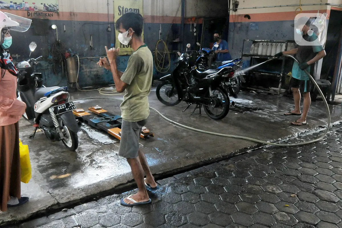 FOTO: Mengunjungi Tempat Cuci Mobil dan Kafe Tunarungu di Depok
