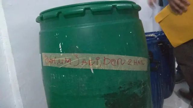 Polisi menggerebek rumah yang memproduksi miras di Jakarta Pusat