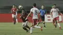 Pemain Timnas Indonesia U-23, Ilham Udin (kiri) berebut bola dengan pemain Bahrain pada laga PSSI Anniversary Cu 2018 di Stadion Pakansari, Bogor, (26/4/2018). Bahrain unggul sementara 1-0. (Bola.com/Muhammad Iqbal Ichsan)