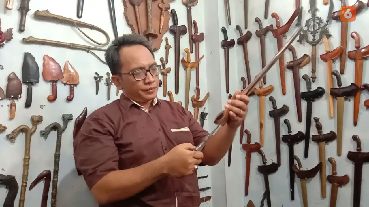 Fakhru Dian Amsyak Sani menujukan ratusan koleksi kerisnya. (Hermawan Arifianto/Liputan6.com)