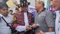 Capres nomor urut satu Anies Baswedan diberikan sejumlah uang oleh seorang pendukungnya saat kampanye akbar di Lapangan Istana Raja Najungal Tapanuli Selatan, Sumatera Utara, Kamis (1/2/2024). (Liputan6.com/Winda Nelfira)