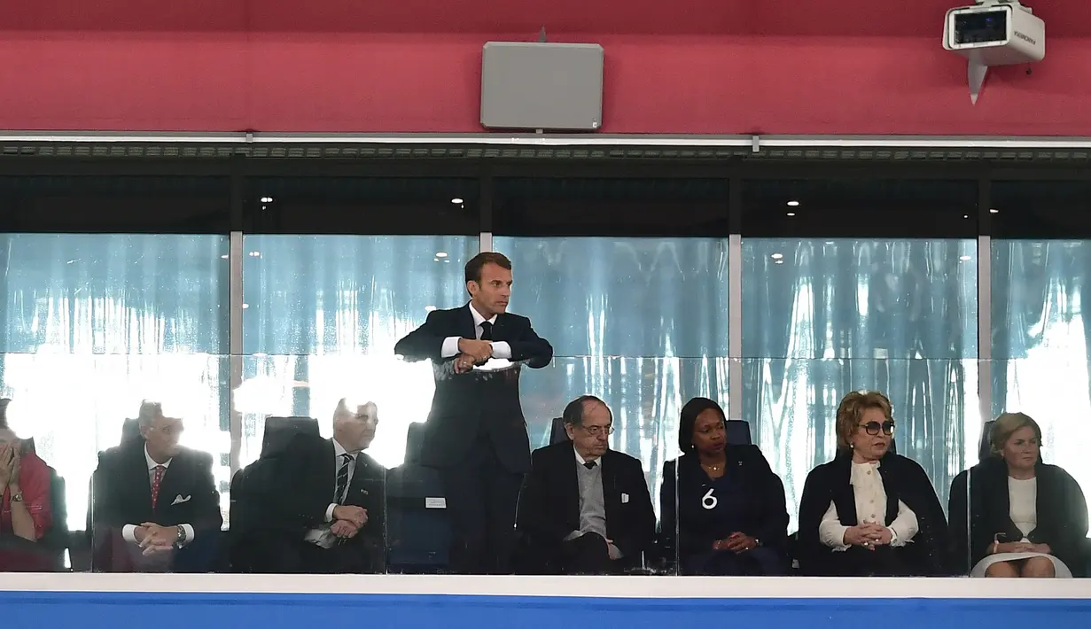 Presiden Prancis, Emmanuel Macron menyaksikan laga tim nasional negaranya melawan Belgia pada Semifinal Piala Dunia 2018 di St Petersburg, Selasa (10/7). Prancis sukses mengamankan satu tiket final setelah mengalahkan Belgia 1-0. (Giuseppe CACACE/AFP)