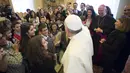 Paus Fransiskus menyapa kelompok pemuda Italian Catholic Action di Vatikan, Kamis (17/12/2015). Anggota Italian Catholic Action memberikan kejutan kue ulang tahun untuk Paus Fransiskus yang berulang tahun ke-79. (REUTERS/Osservatore Romano)