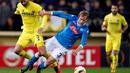 Pemain Villarreal, Mateo Musacchio (kiri), berebut bola dengan pemain Napoli, Ivan Strinic, pada laga leg pertama 32 besar Liga Europa di Stadion Camp El Madrigal, Jumat (19/2/2016) dini hari WIB. (AFP/Jose Jordan)