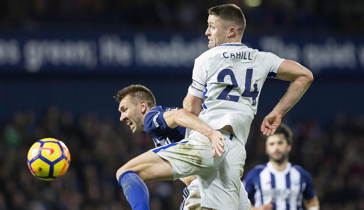 Bek Chelsea, Garry Cahill, berebut bola dengan bek West Bromwich, Gareth McAuley, pada laga Premier League di Stadion The Hawthorns, West Bromwich, Sabtu (18/11/2017). West Bromwich kalah 0-4 dari Chelsea. (AFP/Roland Harrison)