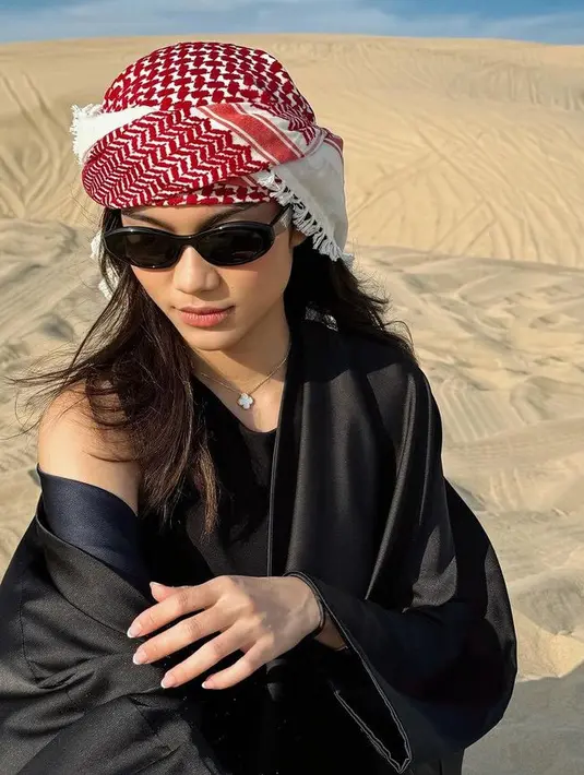 Istri Pratama Arhan ini melengkapi penampilan dengan sorban merah yang dikenakan di atas kepalanya. Lalu mengenakan kacamata hitam. [@azizahsalsha_]