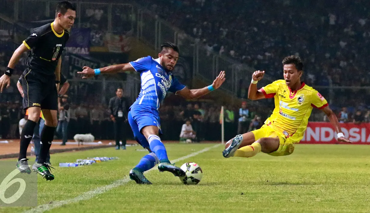 Penyerang Persib, Zulham Zamrun (tengah) berusaha melewati pemain Sriwijaya FC , Syaiful Indra Cahya pada Piala Presiden 2015 di stadion GBK, Jakarta, Minggu (18/10/2015). Persib menang atas Sriwijaya dengan skor 2-0. (Liputan6.com/Yoppy Renato)