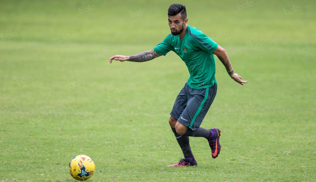 Gelandang Timnas Indonesia, Stefano Lilipaly, berusaha mengontrol bola saat berlatih di Lapangan SPH Karawaci, Banten, Minggu (11/12/2016). (Bola.com/Vitalis Yogi Trisna)