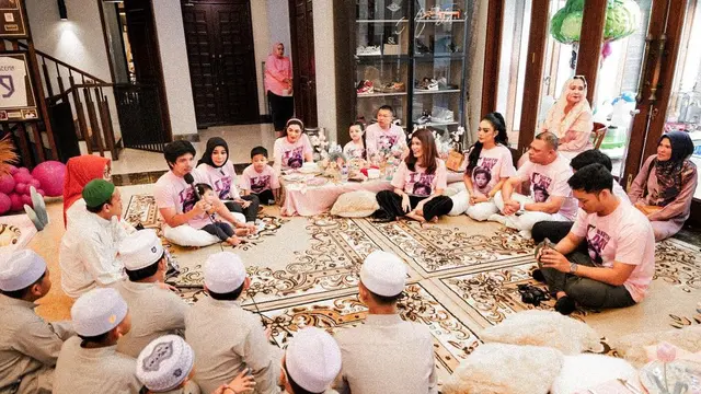 6 Potret Ulang Tahun Ameena yang ke-1 Tahun, Dirayakan Meriah Bareng Anak Yatim