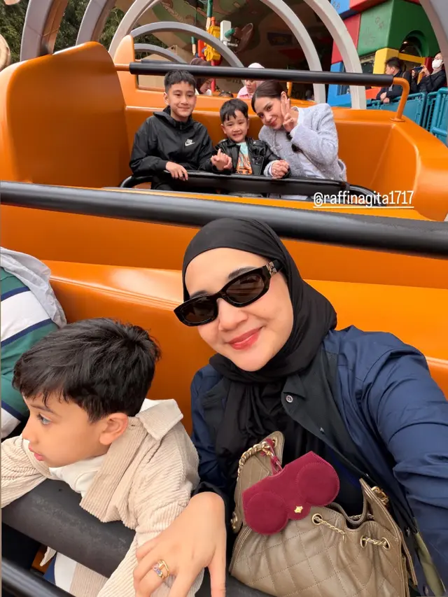 Zaskia Sungkar Liburan ke China Bareng anaknya. [@zaskiasungkar15]