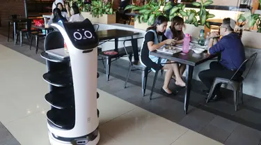 Sebuah robot pramusaji “Bellabot” mengantar makanan untuk pengunjung food court di Tangcity Mal, Kota Tangerang, Rabu (27/10/2021). Robot karakter hewan itu melayani antar pesan makanan bagi pengunjung guna mengurangi interaksi mengingat masih dalam pandemi covid-19. (Liputan6.com/Angga Yuniar)