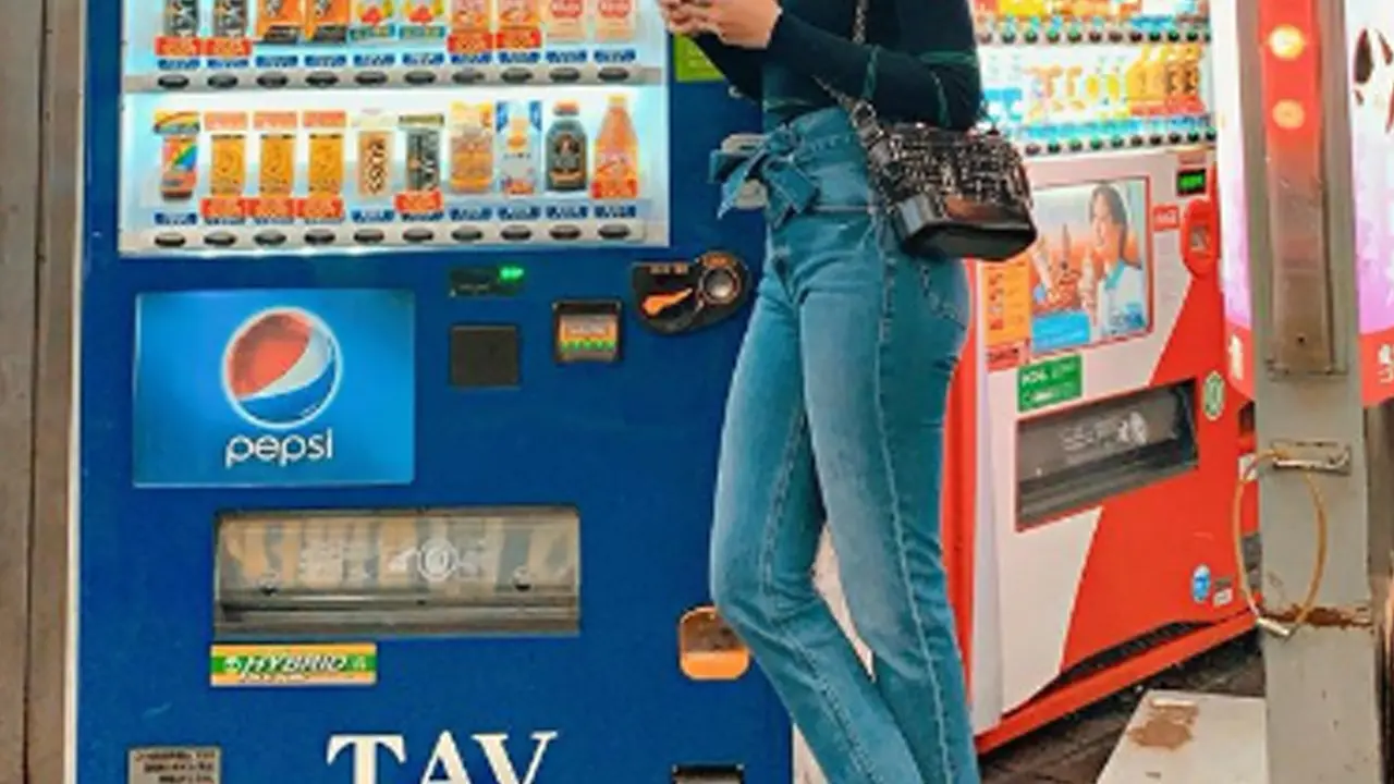 Simple dan Kecil, Ini 7 Harga Tas Mewah Luna Maya yang Bikin Melongo
