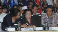 Surya Paloh dan Megawati yang ikut hadir menemani Jokowi tampak berbincang serius (Liputan6.com/Herman Zakharia)