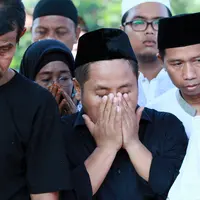 Isak tangis mengiringi ke peristirahatan terakhir H. Mansyur, ayah Narji. Anak, cucu saudara dan kerabat Narji Cagur turut memberi penghormatan terakhirnya. (Adrian Putra/Bintang.com)