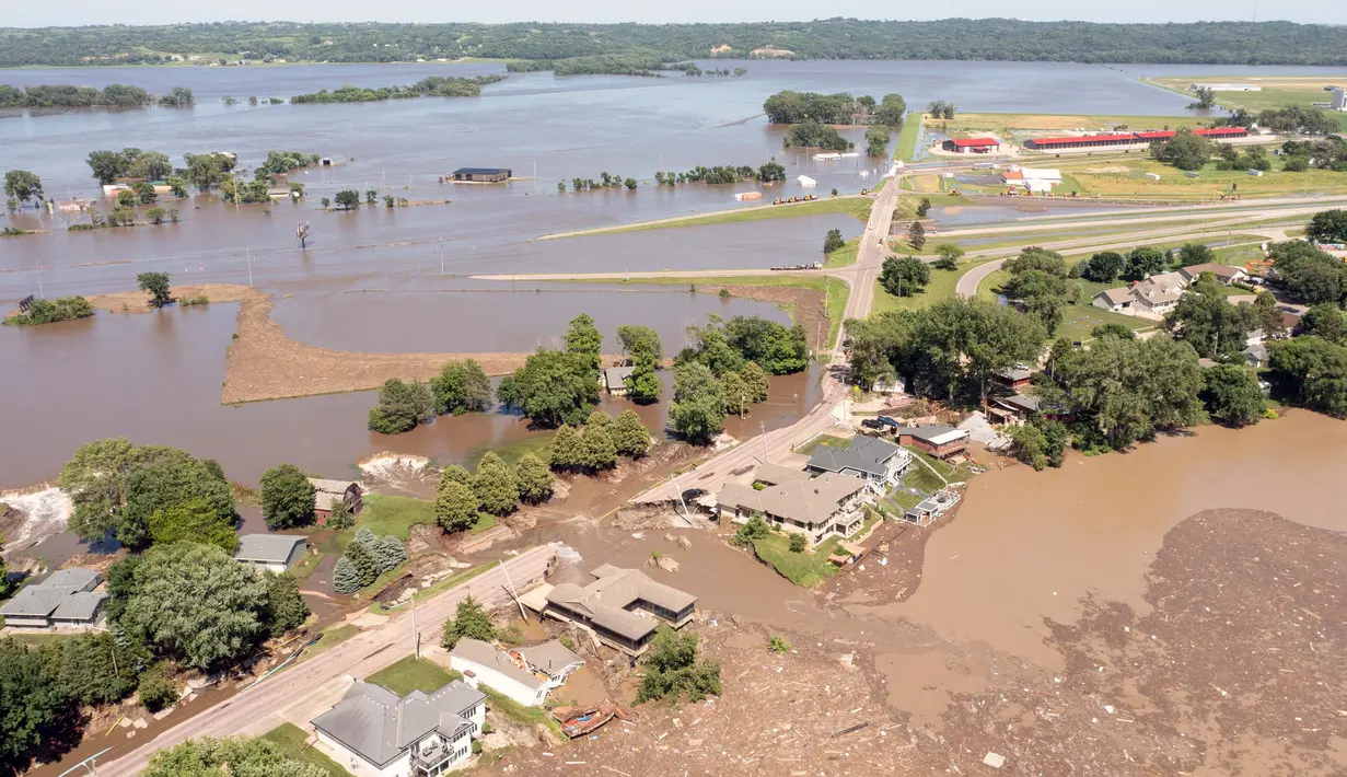Banjir juga memutus jalan di Kota Sioux Utara. (AP Photo/Josh Jurgens)
