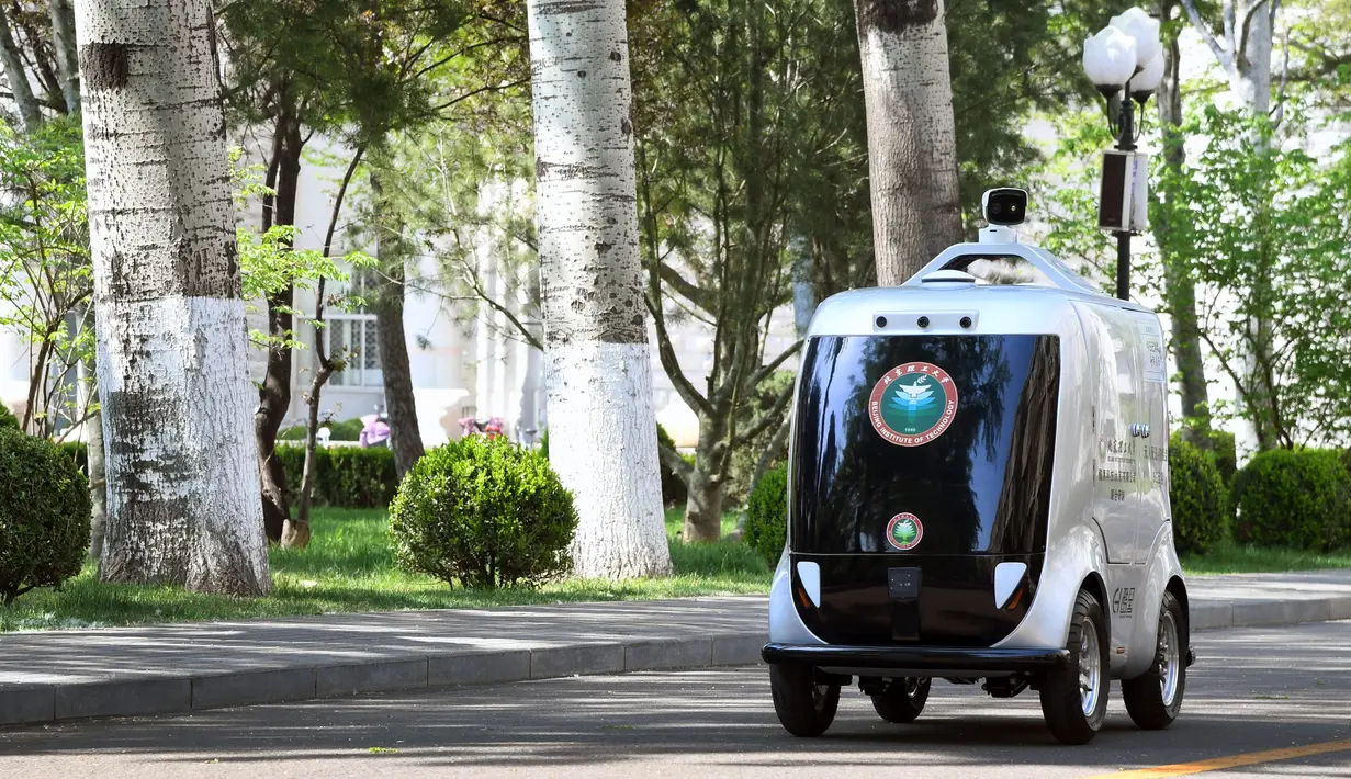 Mobil pengiriman tanpa awak mengantar barang di Institut Teknologi Beijing, Beijing, China, Senin (6/4/2020). Institut Teknologi Beijing menggunakan mobil pengiriman tanpa awak berteknologi 5G yang dapat mengukur suhu tubuh orang-orang yang memasuki kampus. (Xinhua/Ren Chao)