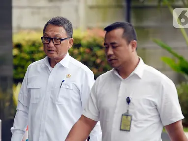 Menteri ESDM Arifin Tasrif (kiri) saat tiba di Gedung KPK, Jakarta, Kamis (5/3/2020). Arifin Tasrif akan menggelar rapat koordinasi dengan Pimpinan KPK membahas pengelolaan sampah menjadi tenaga listrik untuk menghindari praktik tindak pidana korupsi. (merdeka.com/Dwi Narwoko)