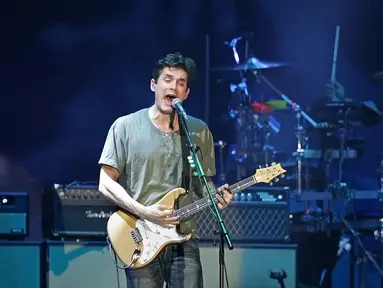 Penyanyi asal Amerika Serikat, John Mayer menghibur penggemarnya saat konser bertajuk John Mayer Asia Tour 2019 di ICE BSD City, Tangerang, Jumat (5/4/2019) malam. John Mayer membuka penampilannya lewat lagu "Belief" dalam konser perdananya di Indonesia . (Fimela.com/Bambang E. Ros)