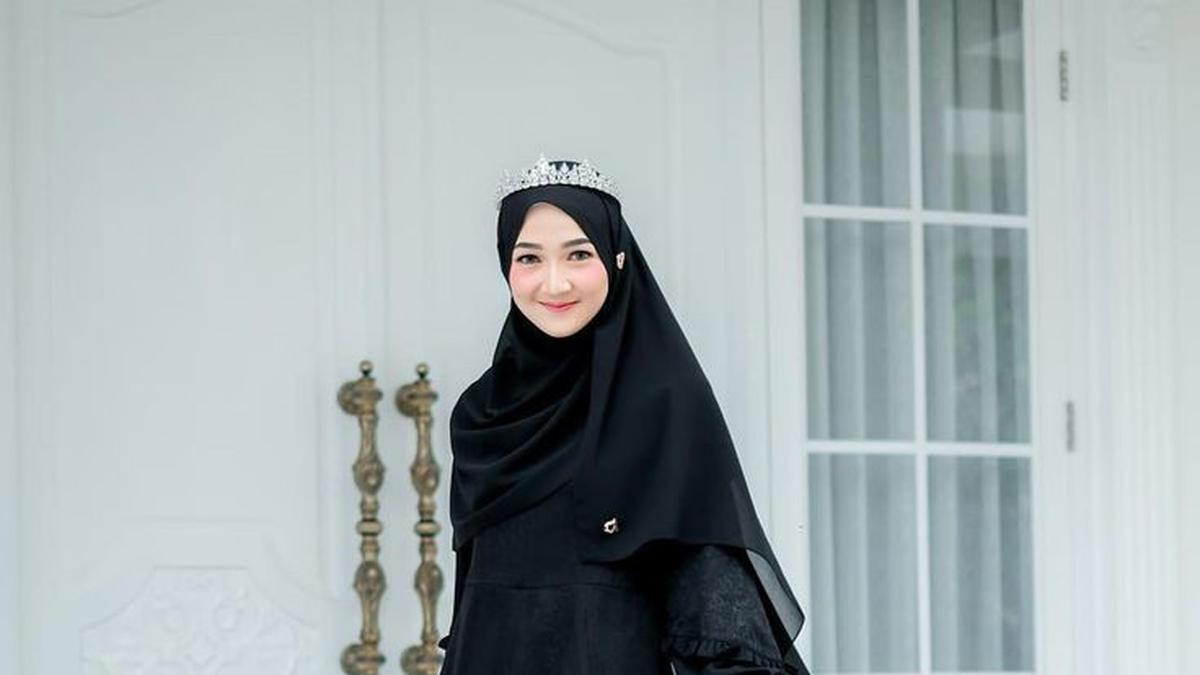 10 Inspirasi Gamis Syari Set Khimar Warna Hitam, Pilihan Favorit Muslimah untuk Tampil Elegan