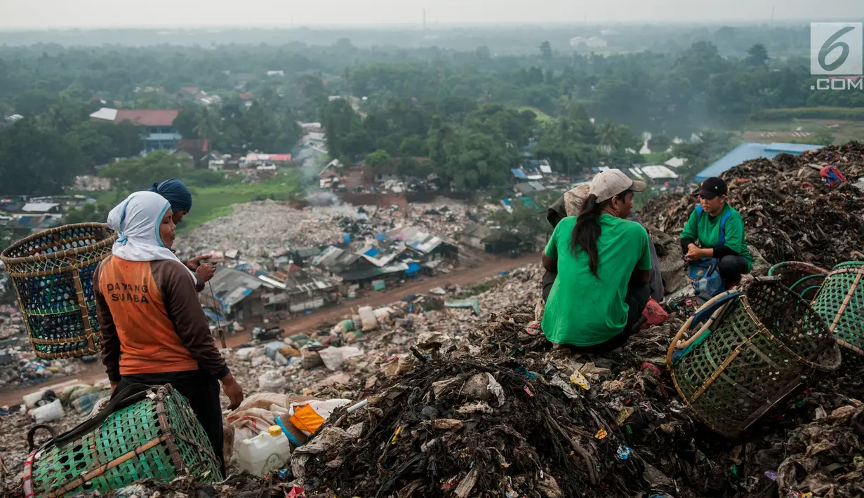 Sejumlah pemulung saat berada ditumpukan sampah di TPA Bantar Gebang, Kota Bekasi, Jawa Barat.  (Liputan6.com/Yoppy Renato)