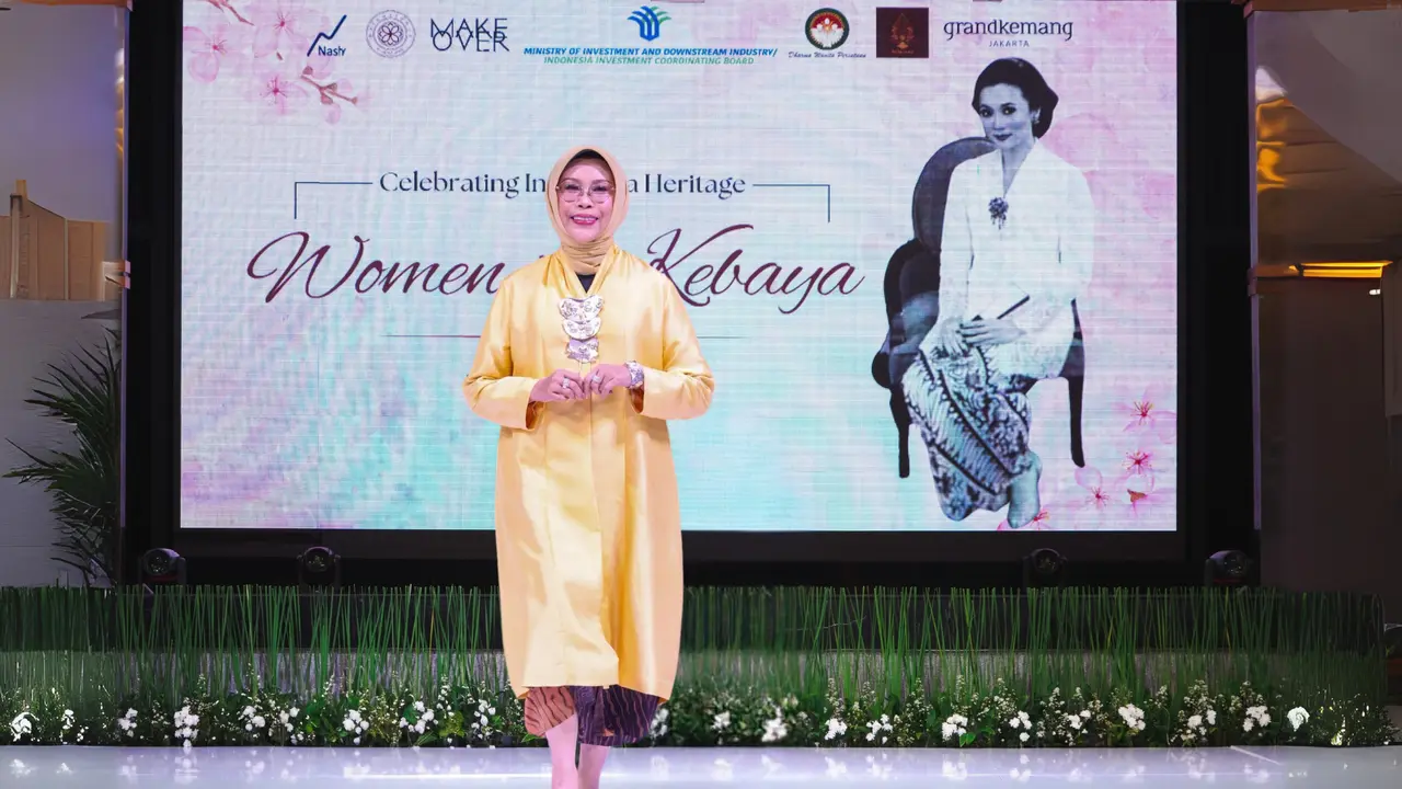 Momen Istri Mensos dan Wamensos Berkebaya Nusantara, Tampil Anggun & Percaya Diri Saat Catwalk
